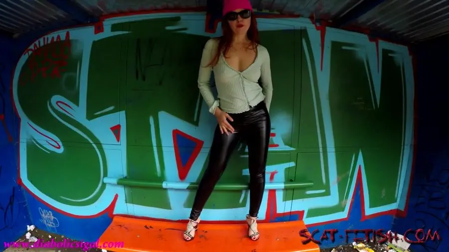 Shit Solo (janet) Pooping At The Bus Stop [UltraHD 4K] Defecation