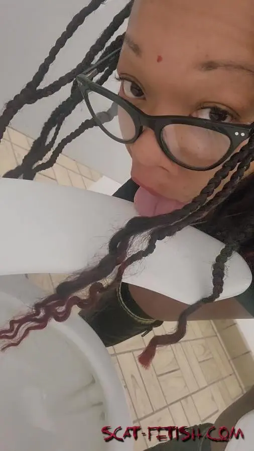 Solo (UniQueen21) Uni”Ella in public bathrooms [UltraHD 2K] Poop, Eat