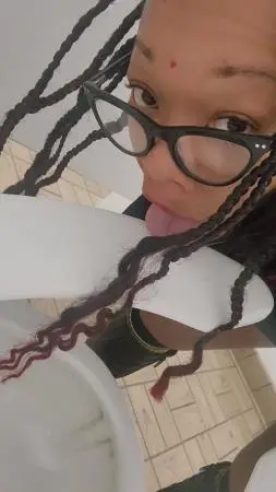 Solo (UniQueen21) Uni”Ella in public bathrooms [UltraHD 2K] Poop, Eat
