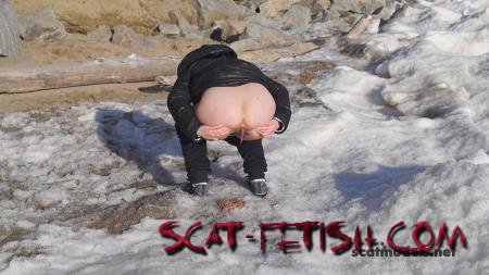 Solo (Woman Shitting) The Outdoor snow [HD 720p] Big Farting Girls, Poop