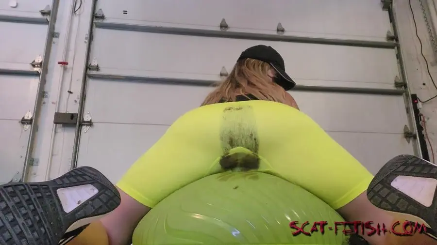 Solo (Poop Videos) Workout gone wrong girl shitted her leggings and shorts [FullHD 1080p] Smearing, Stocking