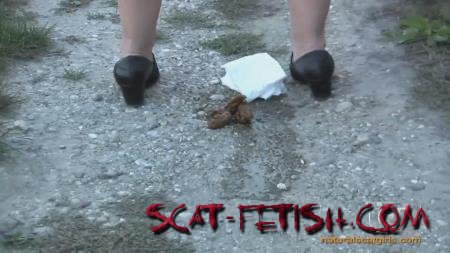 Shitting (OutdoorScat) The woman sat down and took a shit on the street [HD 720p] Solo, Pooping