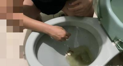 Scatbook (Casal Fist aka Mabel) Comendo a merda dele que saiu direto no vaso [HD 720p] Solo Scat, Shit Eating