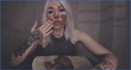 Betty’s Bizarre Scat Fun in FullHD