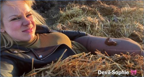 Manure Hill Fetish with Devil Sophie and SteffiBlond in UltraHD 4K