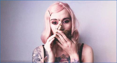 DirtyBetty Scat Play: Smearing & Pissing in FullHD 1080p