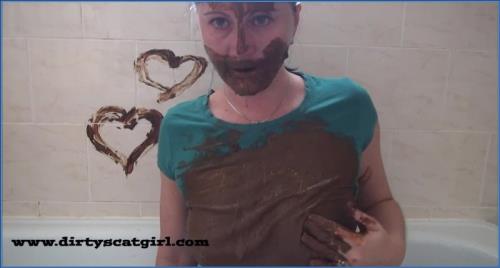 Victoria's Intense Scat Session in Blue Pantyhose and T-Shirt in HD 720p