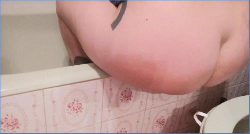 FullHD Pissing and Scat Session in Toilet and Bathtub