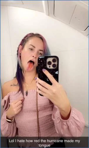 LilbuttLex Cleans Her Plug on the Plain in Scat Porn Video - related scat video at Scat-Fetish