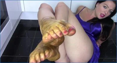 evamarie88 Defecates on Dirty Feet and Smears Shit in Panties - Solo - popular scat video at Scat-Fetish