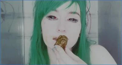 SweetBettyParlour Smears Fresh Shit All Over Her Face and Body - scat porn video at Scat-Fetish.com
