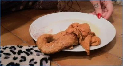 Badkitty España Defecates and Smears on a Ceramic Plate in Solo Scat - popular scat video at Scat-Fetish