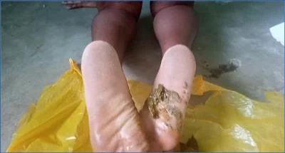 Ebony Princess Defecates and Smears in Tribal Nigerian Scat Ritual - popular scat video at Scat-Fetish