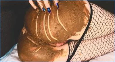 DirtyBetty Takes Reins: Shitting, Smearing, and Pissing - scat porn video at Scat-Fetish.com