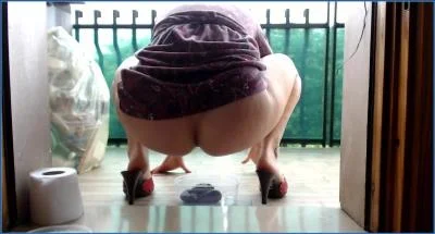 Moana Voglia Shits, Farts, and Smears in the Balcony - HD Kaviar - scat porn video at Scat-Fetish.com